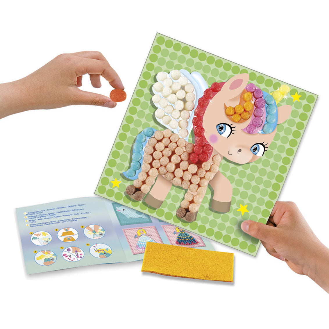 Les cartes Playmais mosaic décorent une licorne