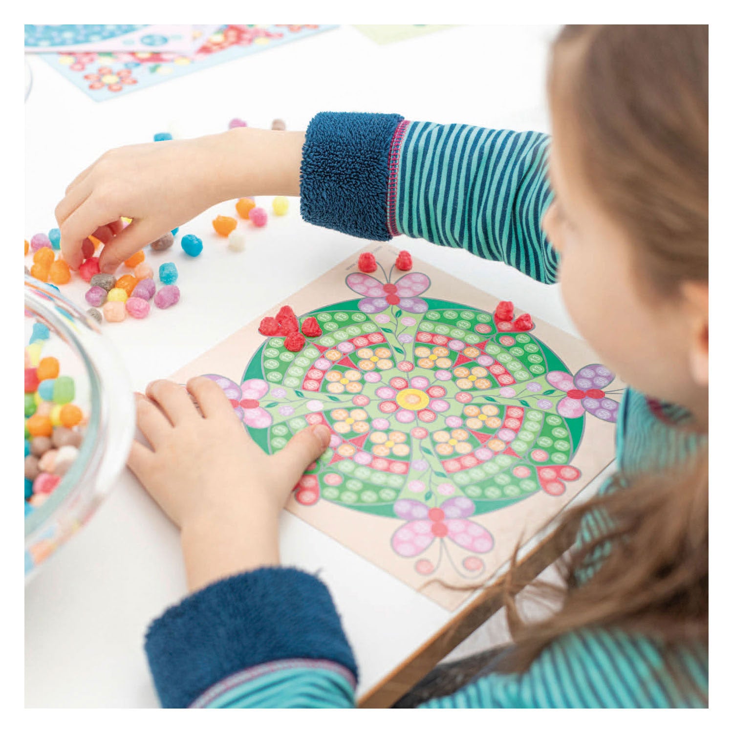 Les cartes Playmais mosaic décorent le mandala à la mode