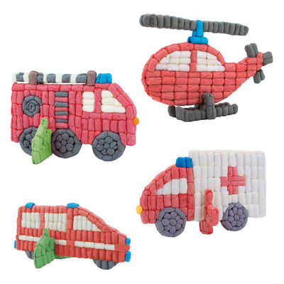 Des cartes Playmais décorent un camion de pompiers