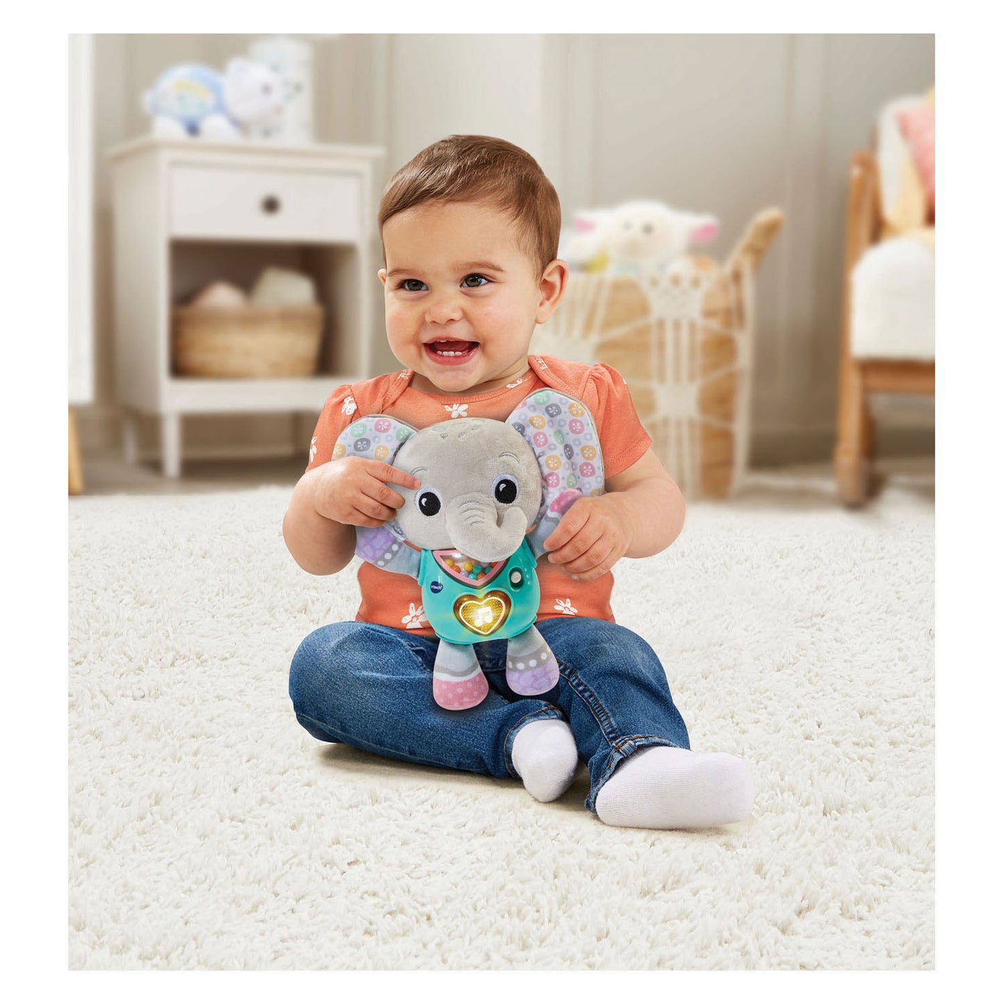 Vtech étreignière et joue des éléphants