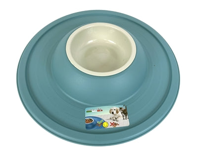 Heureux animal de compagnie fou des animaux de compagnie alimentant le volcan de seau bleu clair
