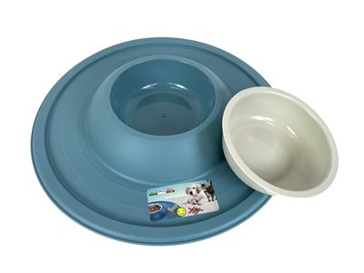 Heureux animal de compagnie fou des animaux de compagnie alimentant le volcan de seau bleu clair