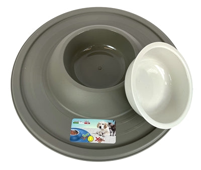 Heureux animal de compagnie fou des animaux de compagnie alimentant le volcan de godet mokka