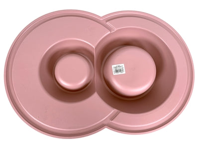 Heureux animal de compagnie fou des animaux de compagnie alimentant le volcan de godet double blush rose