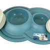 Heureux animal de compagnie fou des animaux alimentant le volcan de godet double bleu clair