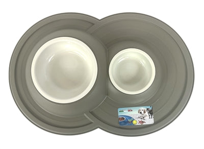 Heureux animal de compagnie fou des animaux alimentant le volcan de godet double mokka