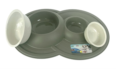 Heureux animal de compagnie fou des animaux alimentant le volcan de godet double mokka