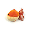 Happy animal tabby patch secouant le poisson rouge