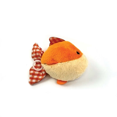 Happy animal tabby patch secouant le poisson rouge