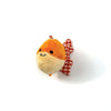 Happy animal tabby patch secouant le poisson rouge