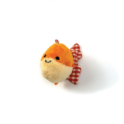 Happy animal tabby patch secouant le poisson rouge