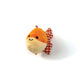 Happy animal tabby patch secouant le poisson rouge