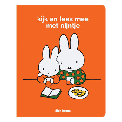 Central Book House regarde et lis avec Miffy
