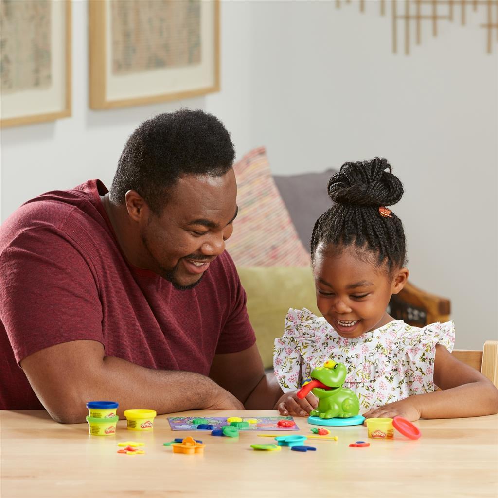 Jeu de démarrage d'argile grenouille et couleur play-doh