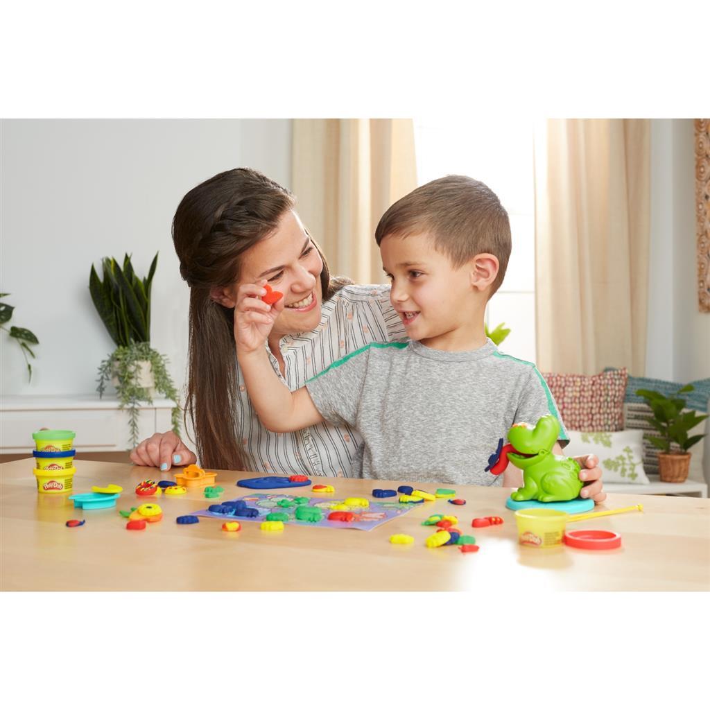 Jeu de démarrage d'argile grenouille et couleur play-doh