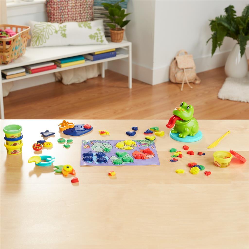 Jeu de démarrage d'argile grenouille et couleur play-doh