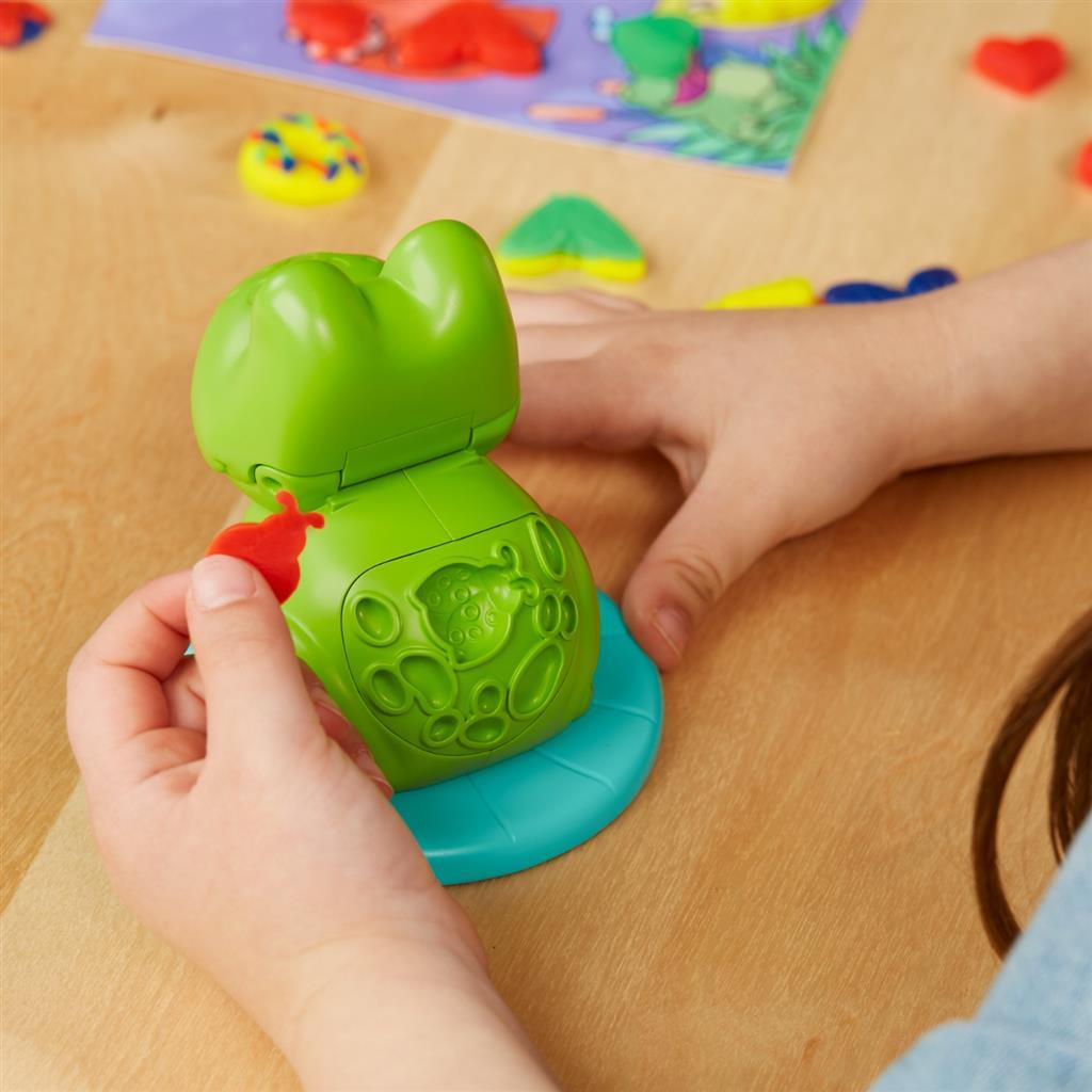Jeu de démarrage d'argile grenouille et couleur play-doh