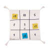 Svoora parle du jeu de lancer de poufs. 5+