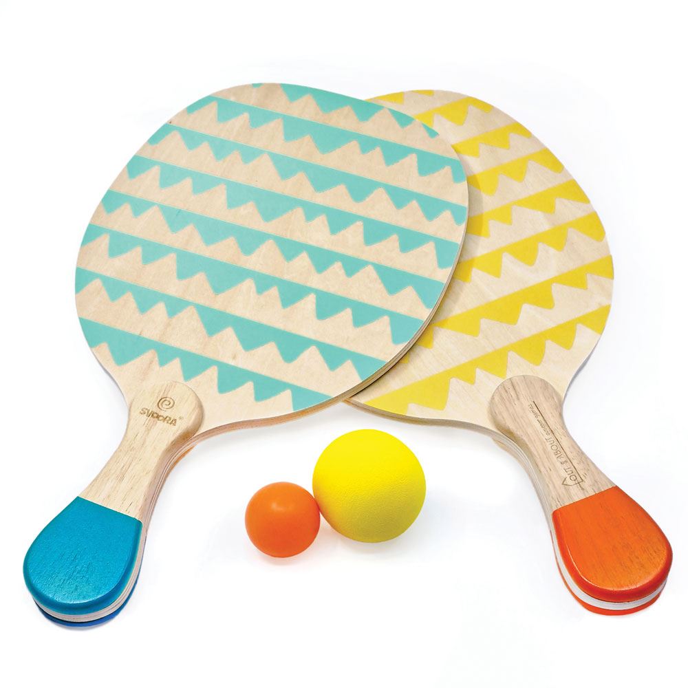 Svoora parle d'un jeu de raquettes en bois. 5+