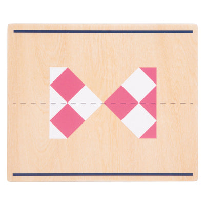 Jeu de symétrie en bois de petit pied avec éducation miroir