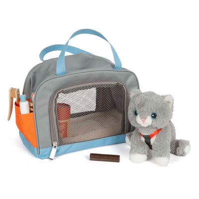 Petit chat étreint avec un sac de porte-sacs et ensemble de soins