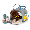 Petit chien de câlins avec un sac de transport et un ensemble de soins