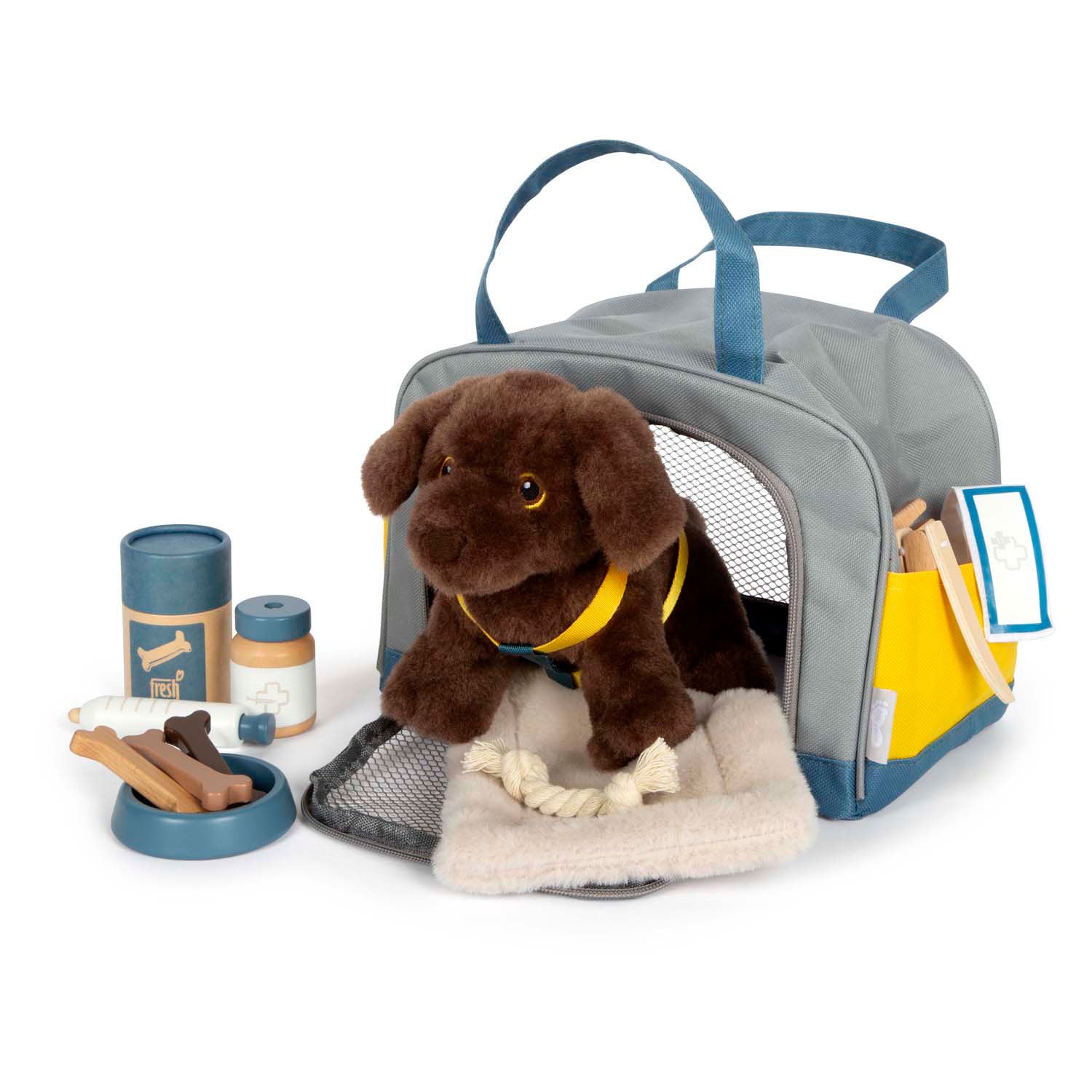 Petit chien de câlins avec un sac de transport et un ensemble de soins