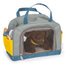 Petit chien de câlins avec un sac de transport et un ensemble de soins