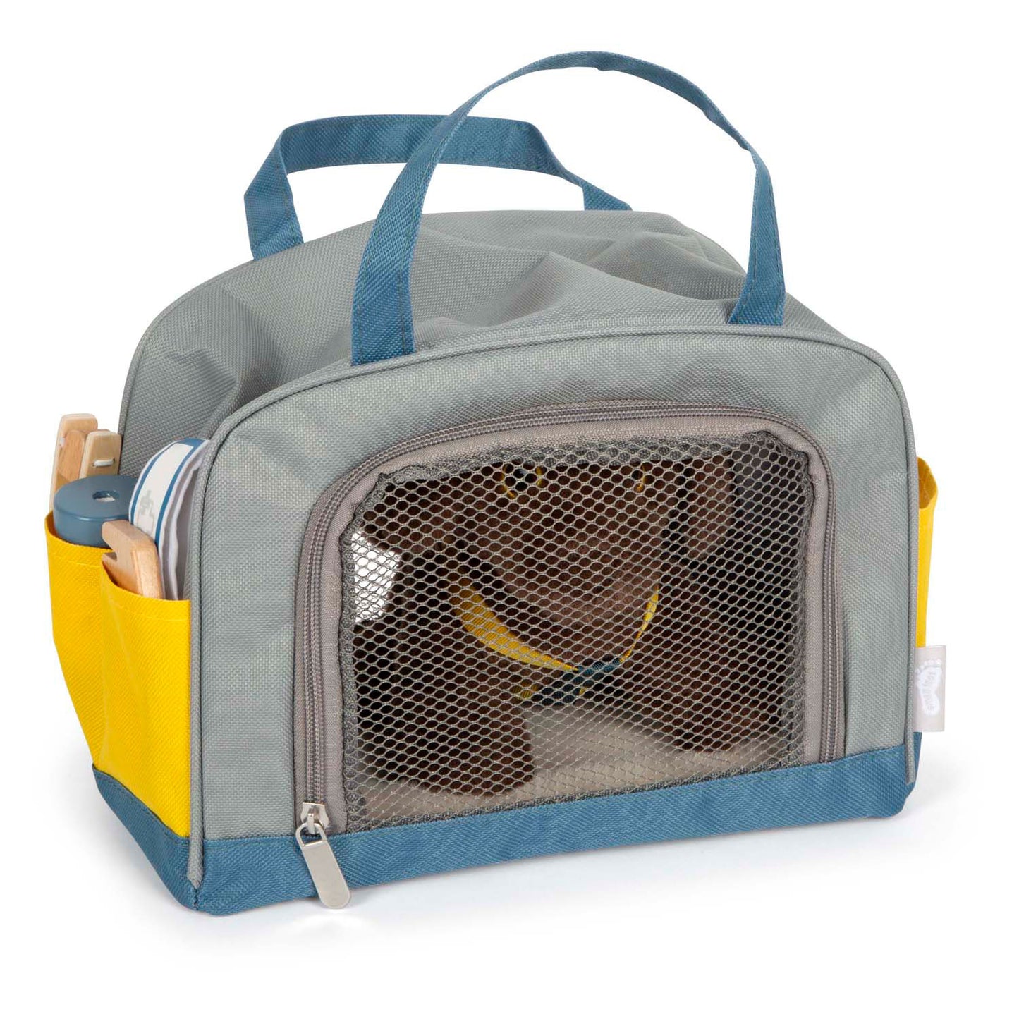 Petit chien de câlins avec un sac de transport et un ensemble de soins