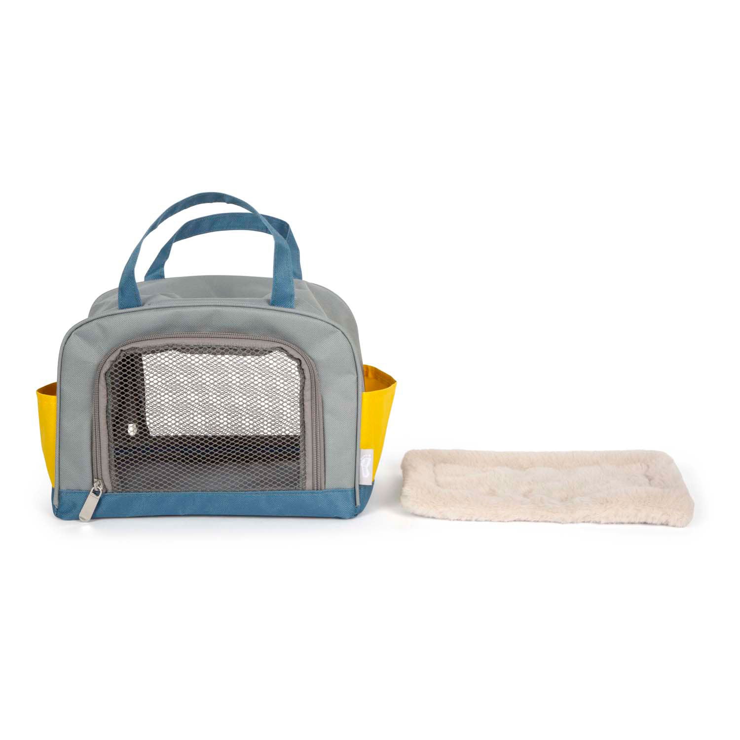 Petit chien de câlins avec un sac de transport et un ensemble de soins