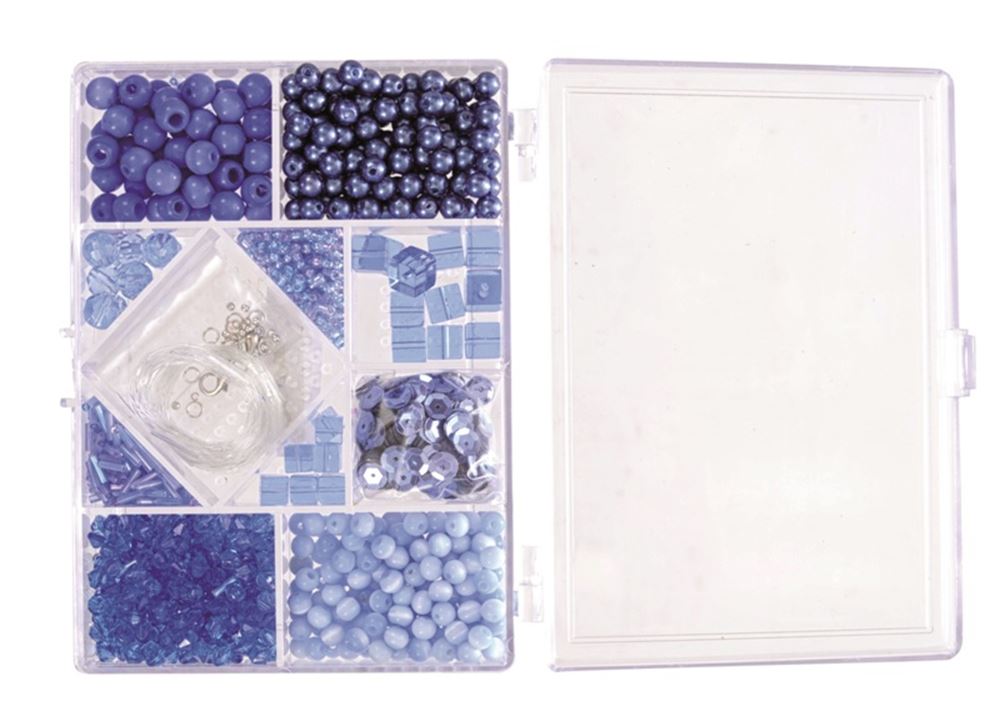 Perles bleues dans une boîte rectangulaire. 3+