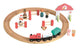 Voie ferrée en bois avec train et figurines.