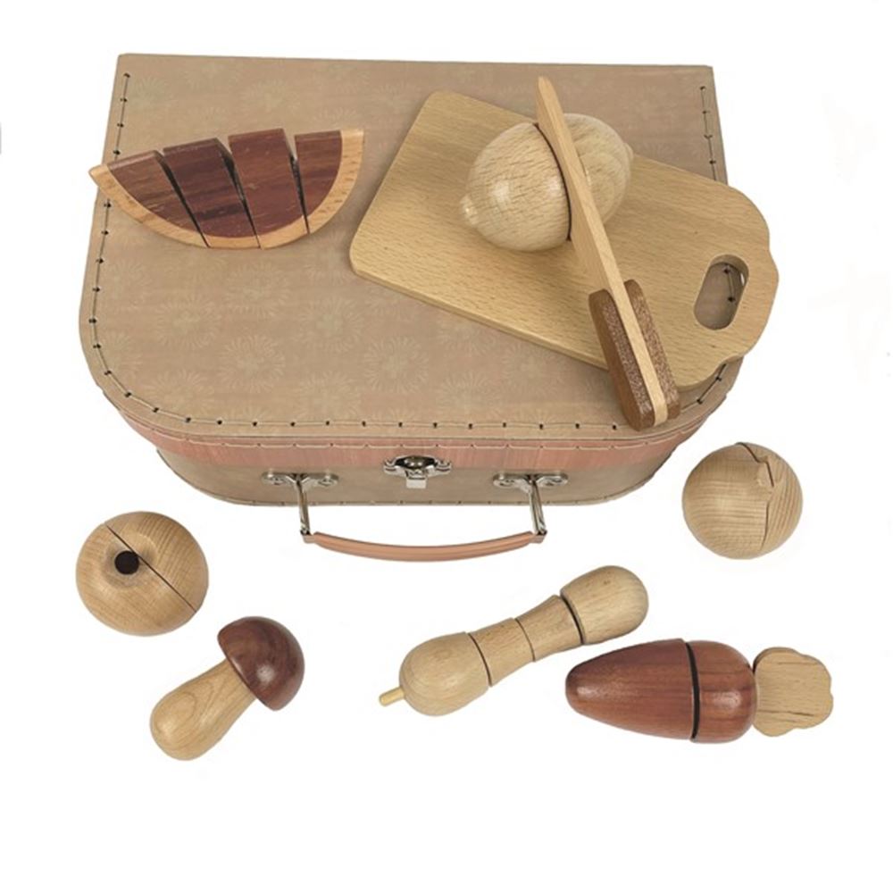 Ensemble de légumes en bois dans une valise. 3+