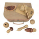 Ensemble de légumes en bois dans une valise. 3+