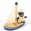 Egmont malo le chat dans un bateau. 18x18x8