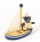 Egmont malo le chat dans un bateau. 18x18x8