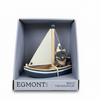 Egmont malo le chat dans un bateau. 18x18x8