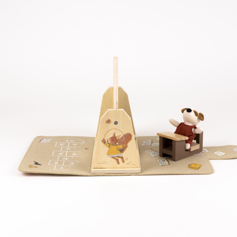Mini amis de l'école d'Egmont. 23x21x10 cm