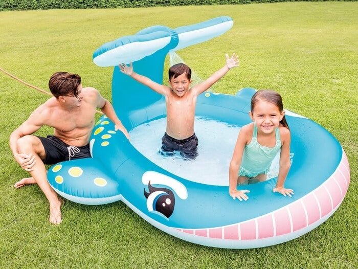 Piscine à baleines avec arrosage d'eau