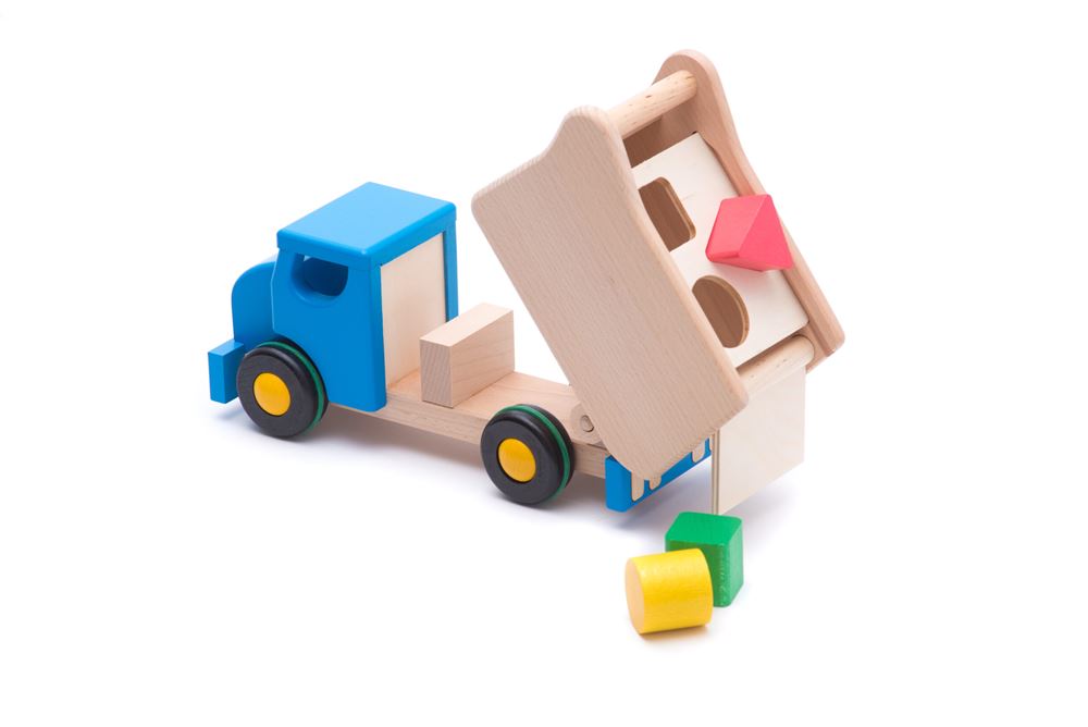 Camion benne en bois Bajo avec blocs bleus.