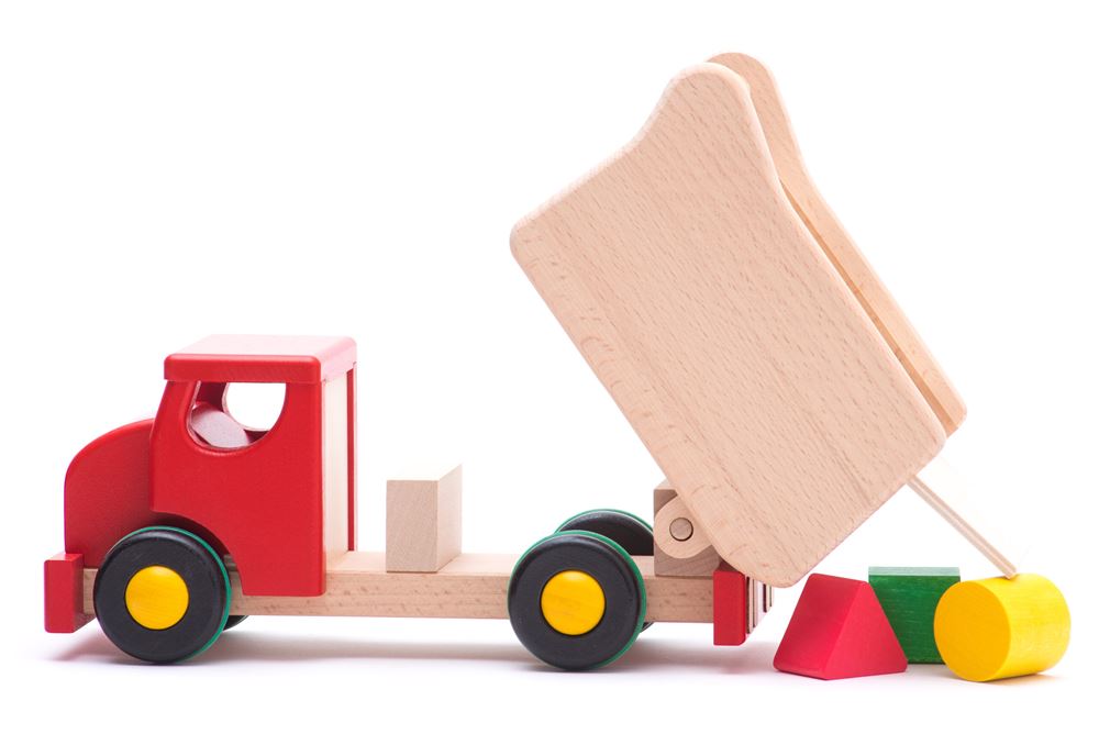 Camion benne en bois Bajo avec blocs rouges.