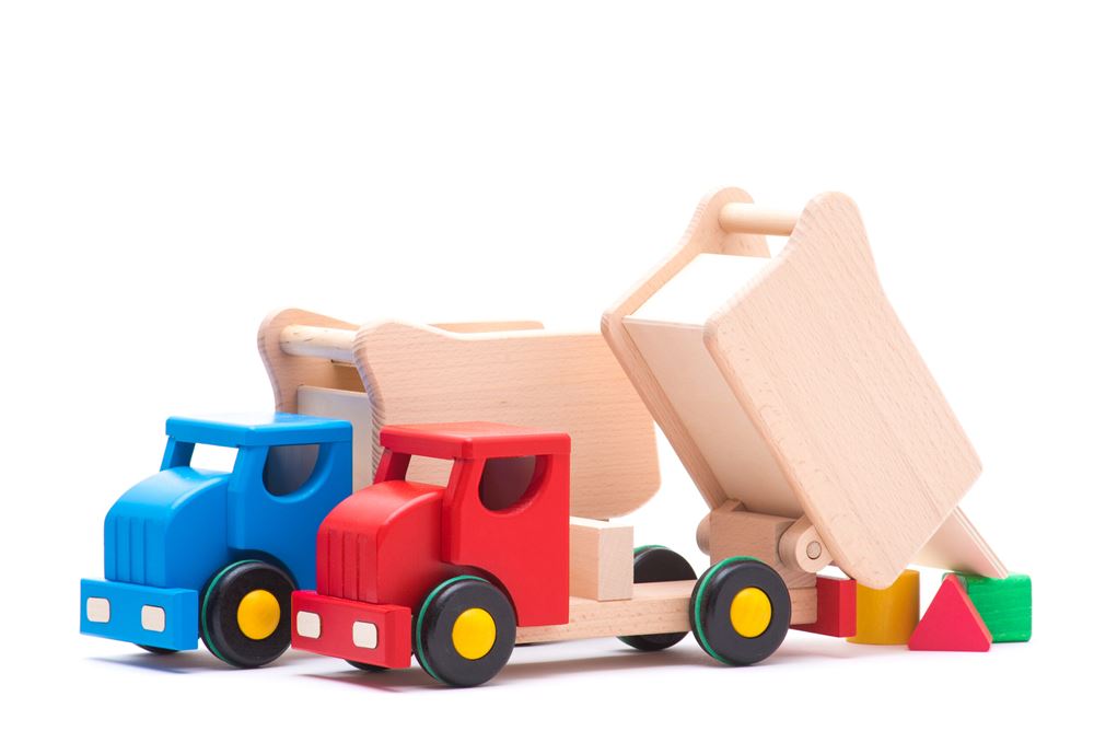 Camion benne en bois Bajo avec blocs rouges.