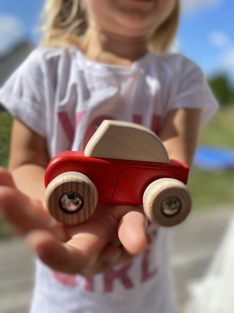 Voiture rétractable en bois Bajo rouge. 8,7x5,7x