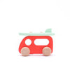 Camping-car Bajo en bois avec planche de surf. 2+