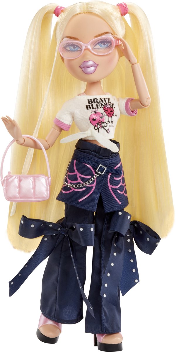 Cloe de poupée tendance Bratz Stylin' avec t-shirt personnalisable pour vous et accessoires