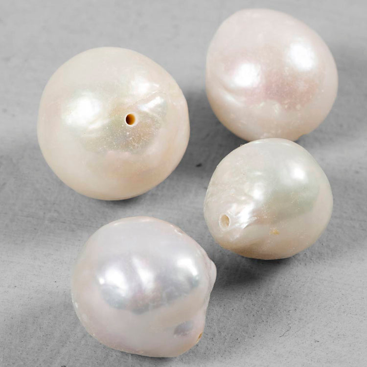 Creativ company perles d'eau douce, perforées dans le sens de la longueur, d 13-14 mm, diamètre du trou 0,8 mm, nacre, 4 pièces 1 boîte
