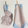 Câlin lapin gris avec oreilles bleues. 26