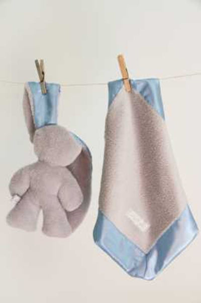 Câlin lapin gris avec oreilles bleues. 26