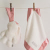 Câlin lapin blanc avec oreilles roses. 26 cm