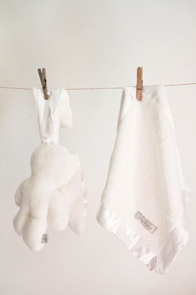 Lapin câlin blanc avec des oreilles blanches. 26 cm